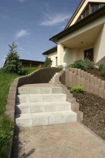 SCHODIŠTĚ A PALISÁDY